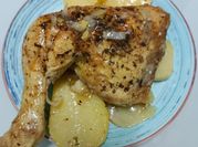 Una foto de pollo asado con cebollas francesas