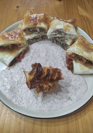 Una foto de Masa filo rellenas, pollo, jamón, champi y bacon con pimientos