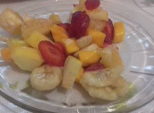 Una foto de Frutas entequiladas a la mexicana con flores de romero y lavanda