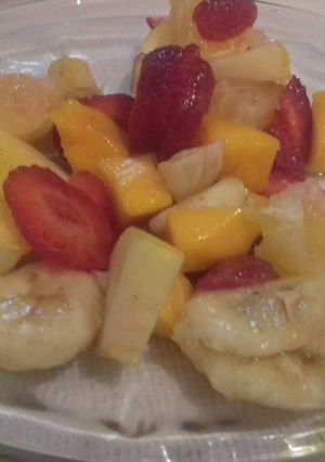 Una foto de Frutas entequiladas a la mexicana con flores de romero y lavanda