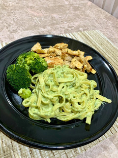 Una foto de Fettuccini con crema y cilantro