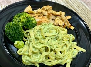Una foto de Fettuccini con crema y cilantro