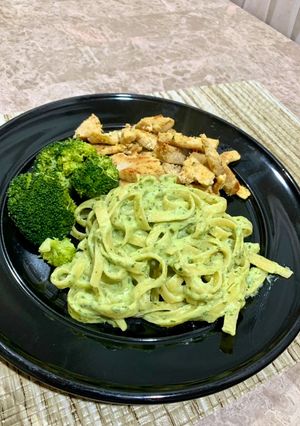 Una foto de Fettuccini con crema y cilantro