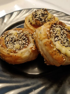 Una foto de Rollitos de salchicha, bacon y queso