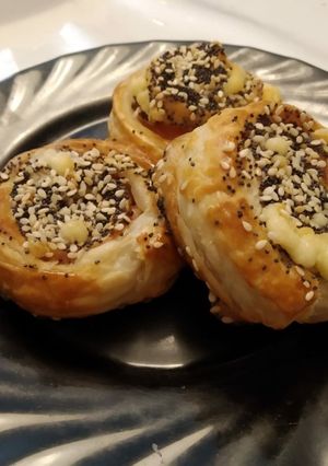 Una foto de Rollitos de salchicha, bacon y queso
