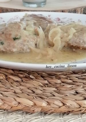 Una foto de Filetes rusos en salsa de cebolla