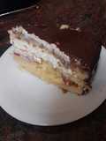 Tarta con crema pastelera, fresas y nata recubierta de natillas