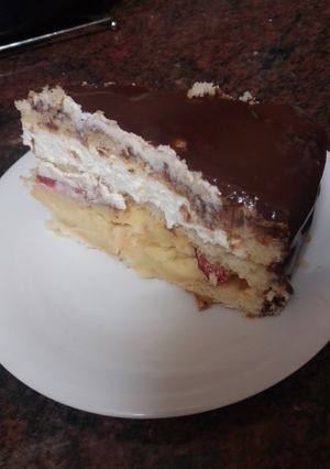Foto principal de Tarta con crema pastelera, fresas y nata recubierta de natillas