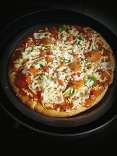 વેજીટેબલ પીઝા વિથઆઉટ ઓવન (Vegetable Pizza Without Oven Recipe In Gujarati) રેસીપી મુખ્ય ફોટો