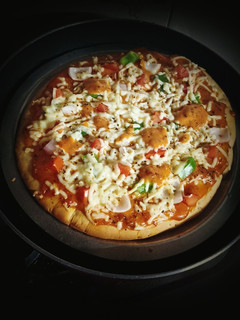 વેજીટેબલ પીઝા વિથઆઉટ ઓવન (Vegetable Pizza Without Oven Recipe In Gujarati) રેસીપી મુખ્ય ફોટો