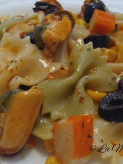 Una foto de Ensalada de pasta con mejillones en escabeche