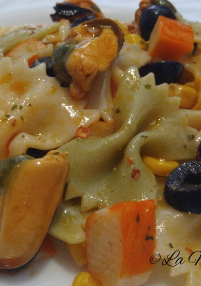 Una foto de Ensalada de pasta con mejillones en escabeche