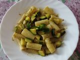 Pasta fredda con pesto e zucchine