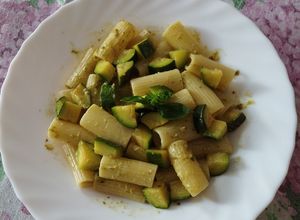 Foto di Pasta fredda con pesto e zucchine