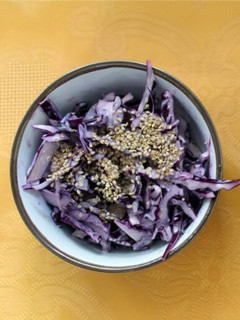 Una foto de Ensalada de col morada con mayonesa