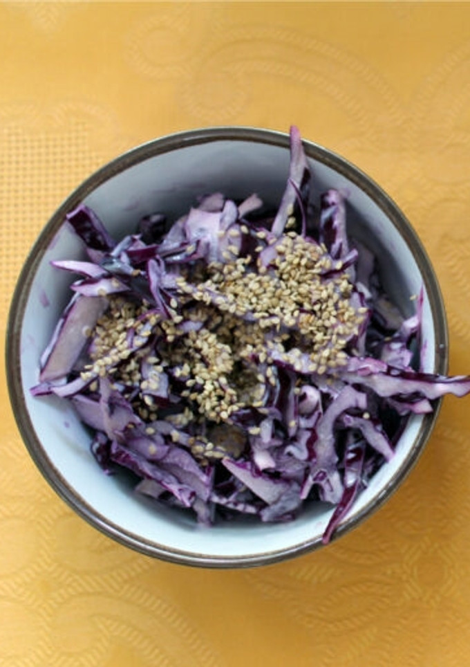 Una foto de Ensalada de col morada con mayonesa