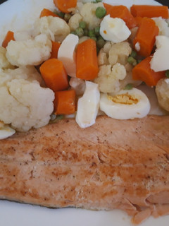 Una foto de Salmón a la plancha con verduras