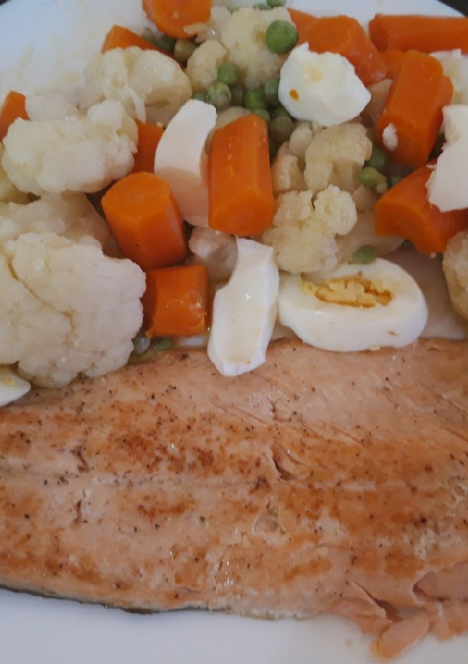 Una foto de Salmón a la plancha con verduras