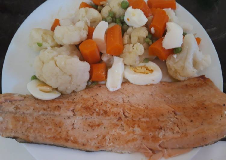 Salmón a la plancha con verduras