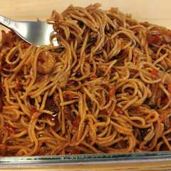 Una foto de Fideos chinos con gambas