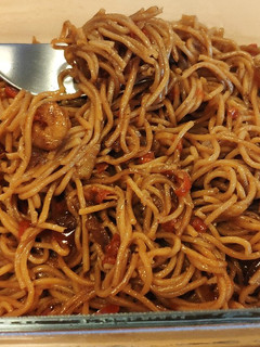 Una foto de Fideos chinos con gambas