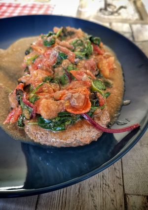 Foto di Hamburger con pomodori freschi e insalata mista cotti in padella