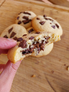 Una foto de Cookies rellenas de crema de cacao y chocolate