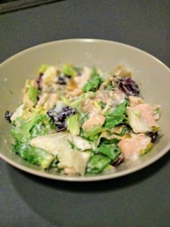 Una foto de Ensalada de pollo, pavo con salsa yogurt