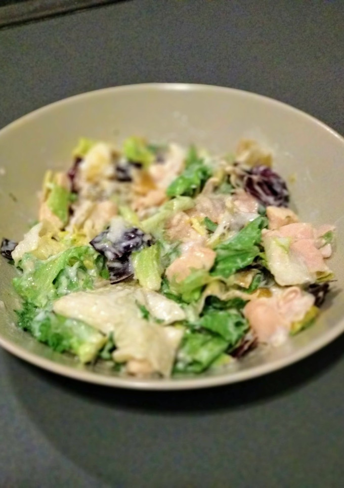 Una foto de Ensalada de pollo, pavo con salsa yogurt