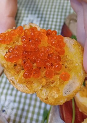 Hình của món Bánh mì nướng bơ tỏi phủ trứng cá hồi.