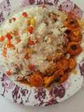 Arroz blanco con vegetales y camarones a la mantequilla