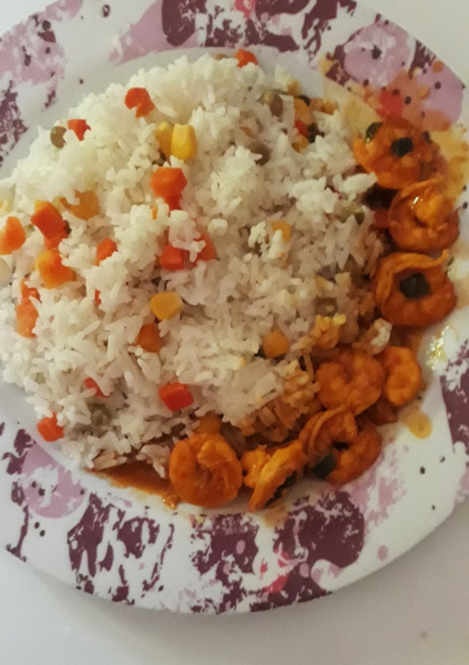 Una foto de Arroz blanco con vegetales y camarones a la mantequilla