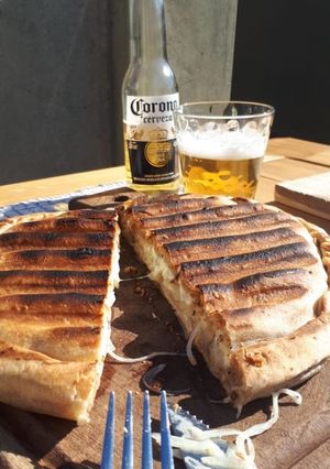 Una foto de Torillazzeta (Tortilla con chicharrón norteña, rellena con cebolla y muzzarela)
