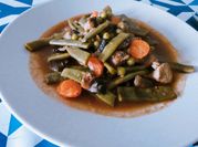 Una foto de frejoles con carne