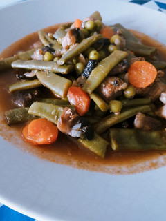 Una foto de Menestra de pavo con verduras