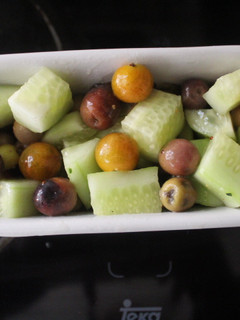 Una foto de Ensalada de pepino, cherrys y aceitunas