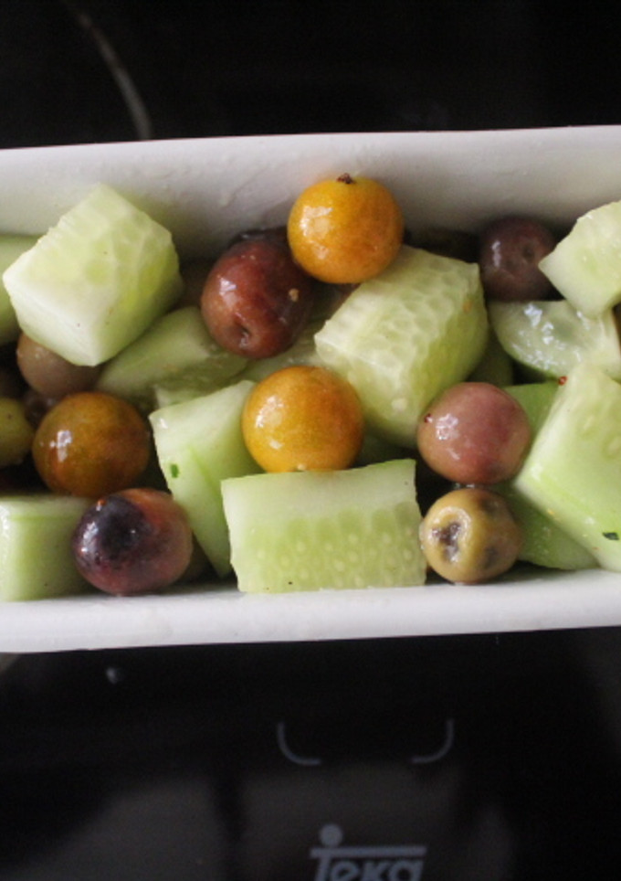 Una foto de Ensalada de pepino, cherrys y aceitunas