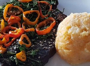 Una foto de Carne con ajíes y perejil