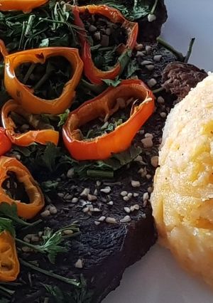 Una foto de Carne con ajíes y perejil