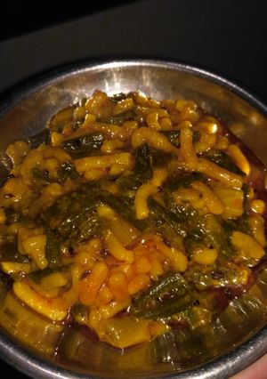 લીલી ડુંગળી-ગાંઠિયા નું શાક (Lili dungli-gathiya sabji recipe in Gujarati) રેસીપી મુખ્ય ફોટો