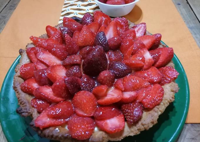 Crostata di fragole, con crema pasticcera,  e frolla all olio