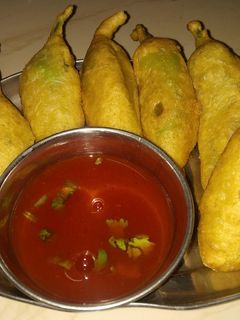 ભરેલા મરચા ના ભજીયા (Bharela Marcha Bhajiya Recipe In Gujarati) રેસીપી મુખ્ય ફોટો
