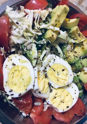 Una foto de Ensalada de repollo tomate huevo y palta