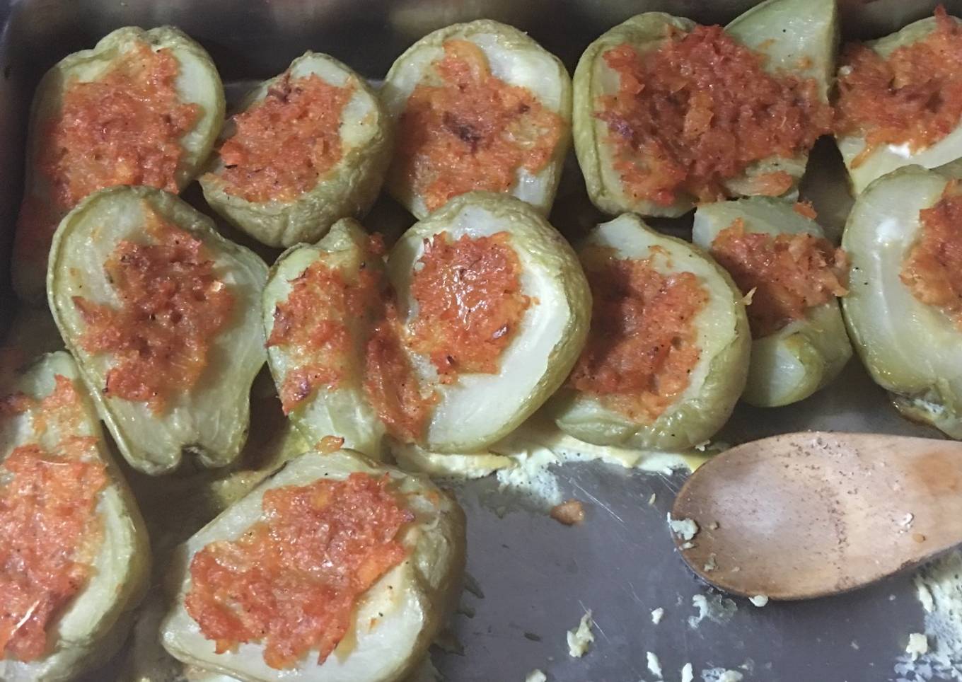 Relleno de chayote verde con bacalao guisado