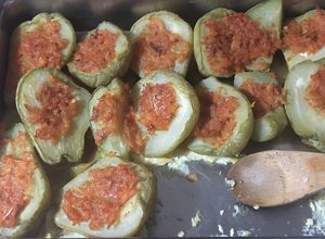 Una foto de Relleno de chayote verde con bacalao guisado