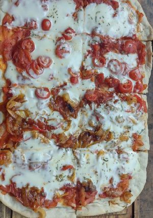 Una foto de Pizza 🍕🍕con bordes relleno 🧀 y salsa de carne picada