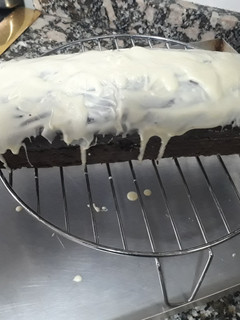 Una foto de Budín de chocolate con chispas y bañado en chocolate blanco