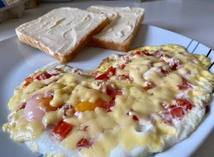 Zdjęcie przepisu Jajko sadzone a’la pizza.