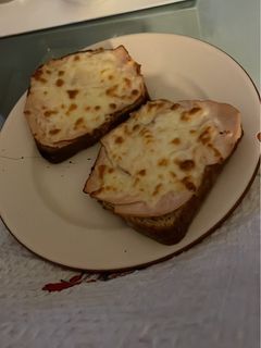 Una foto de Tostadas de pechuga de pollo y mozzarella