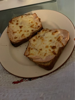 Una foto de Tostadas de pechuga de pollo y mozzarella